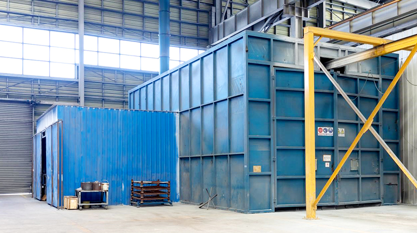 Closed hot zinc spraying workshop with independent and advanced ventilation system. Environmental protection, professionalism, and high quality.