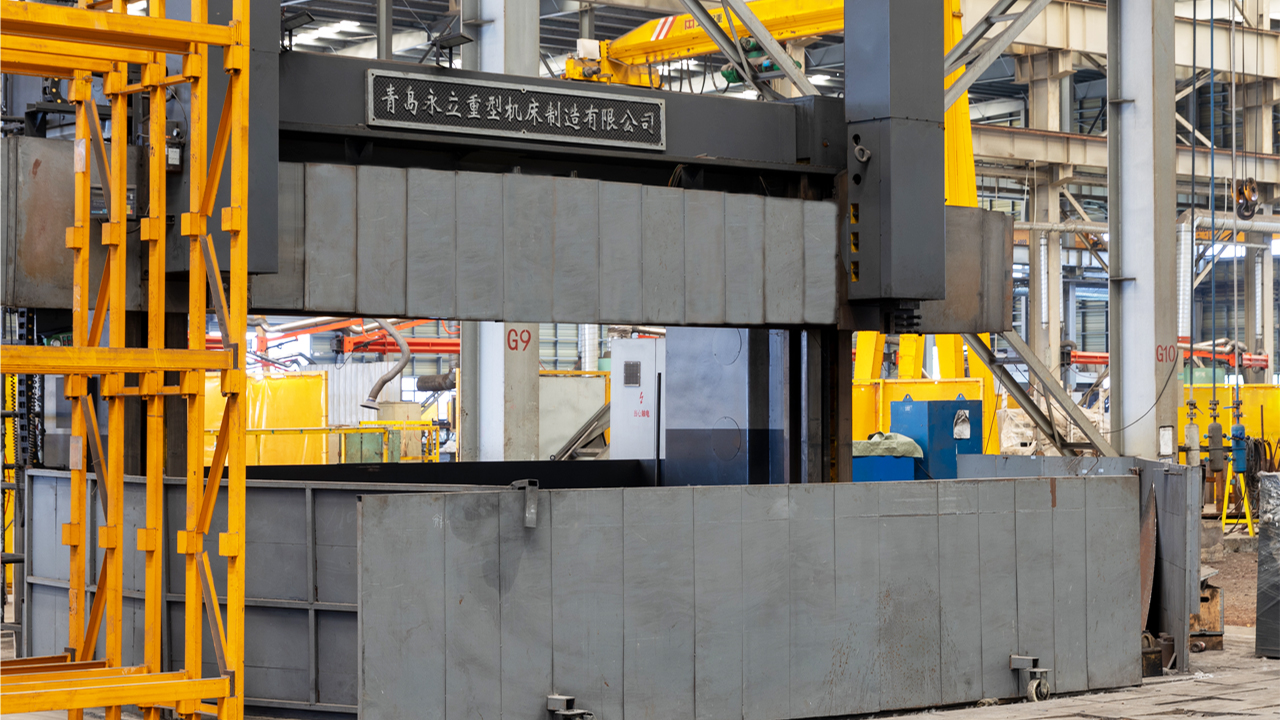 A specialized machining lathe for structural components such as wind turbine locking discs, with professional equipment.