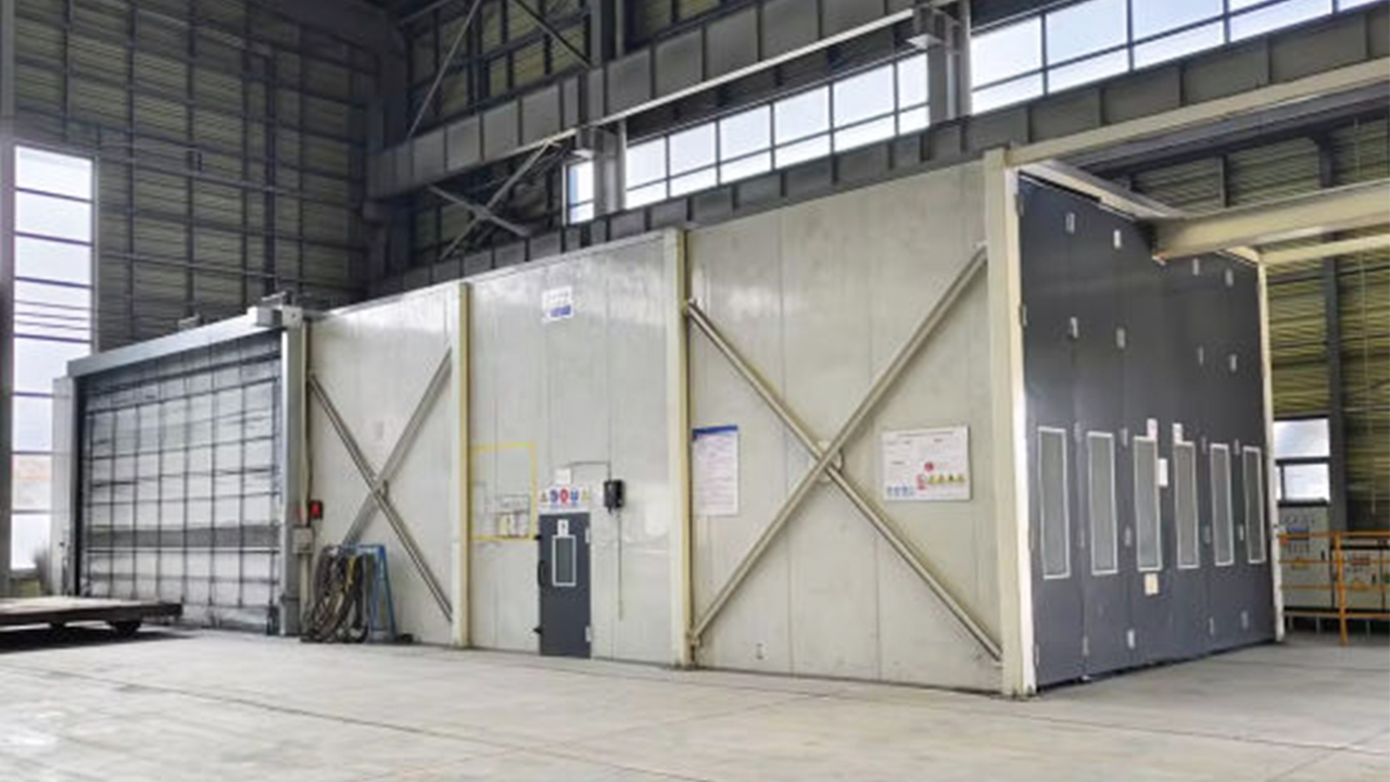 Closed spraying workshop, automated spraying equipment, can quickly dry, shorten the painting process cycle, independent air purification system, meets environmental management requirements.